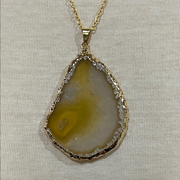 Elegant Gold and Yellow Agate Pendant Necklace - Picture 1 of 8